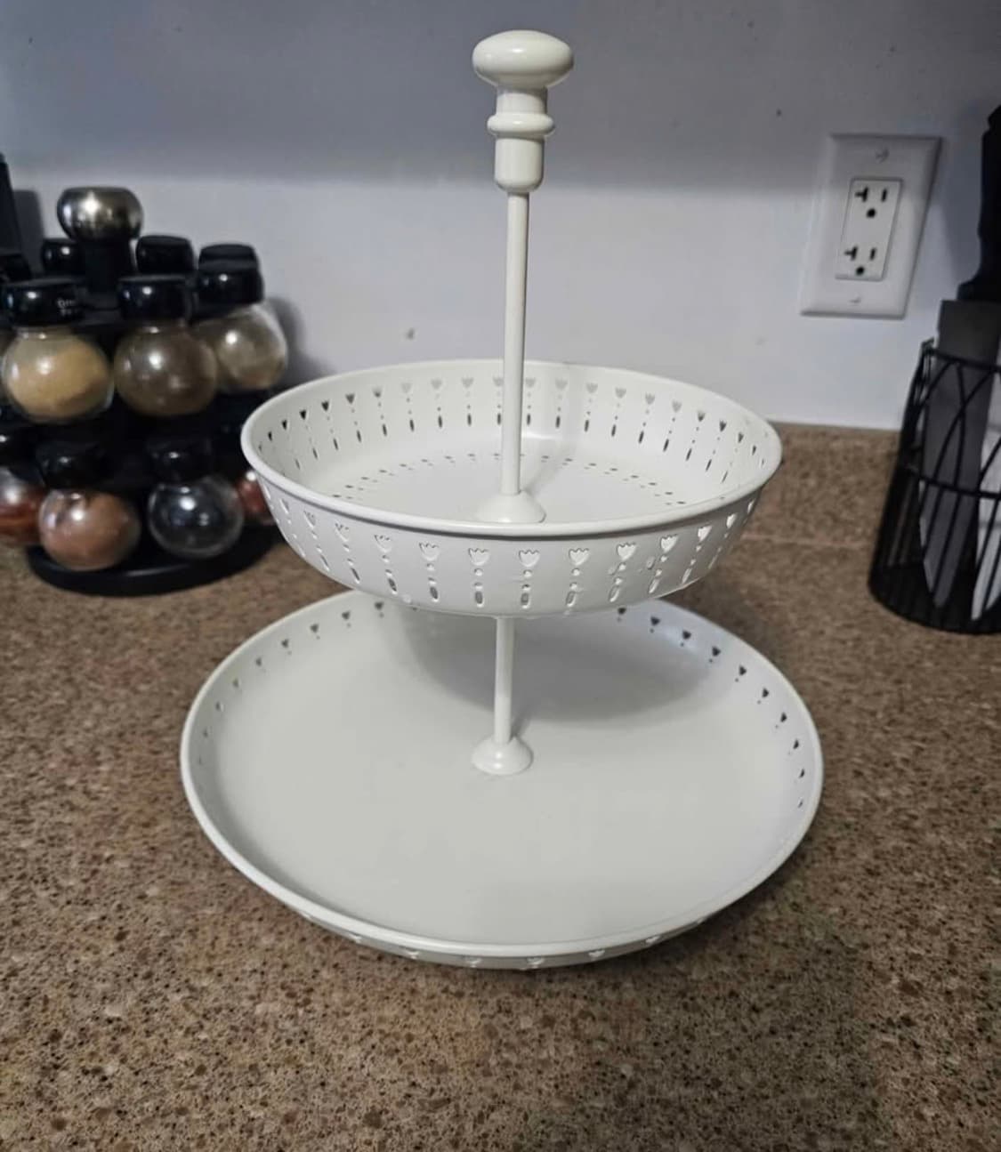 Présentoir décoratif à 2 niveaux en métal blanc.