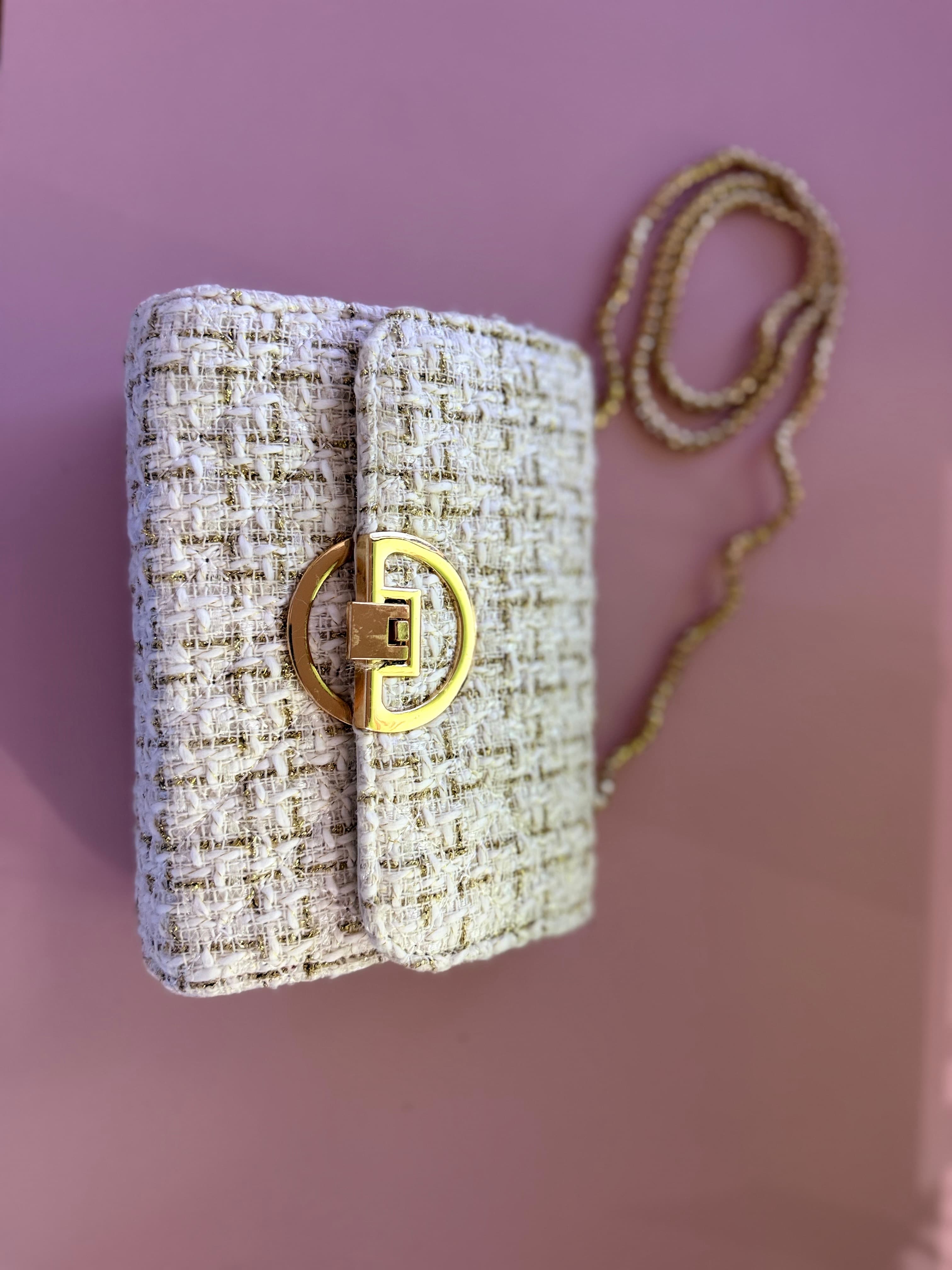 Petit sac à bandoulière en tweed blanc et doré.